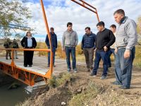 El mandatario provincial recorrió el sistema de riego público que abastece al sector de chacras de Gobernador Gregores. 