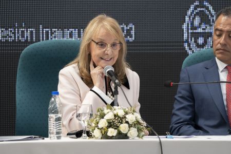 La gobernadora le habló al Pueblo de Santa Cruz.