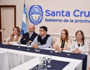 Claudio Vidal destacó la firma que hoy se concretó para la ampliación del astillero en Caleta Paula.