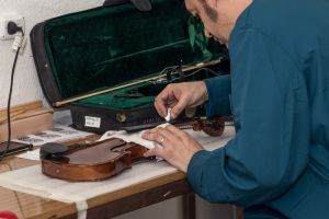 Taller de Luthería: La Escuela Re Si continúa desarrollando las actividades de cuidado de instrumentos