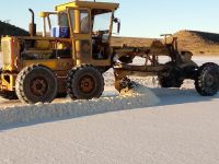 Cosecha y acopio de sal para el mantenimiento de rutas en Santa Cruz