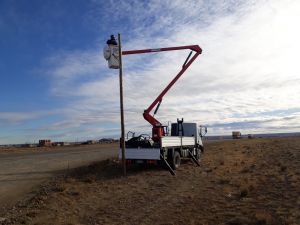 Servicios Públicos instala luminarias en accesos a barrios de Río Gallegos