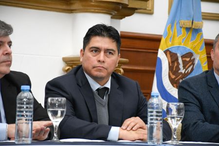 noticiaspuertosantacruz.com.ar - Imagen extraida de: https://noticias.santacruz.gob.ar/gestion/gobierno/item/32292-claudio-vidal-trabajen-con-honestidad-transparencia-y-siempre-pensando-en-el-bien-de-la-sociedad