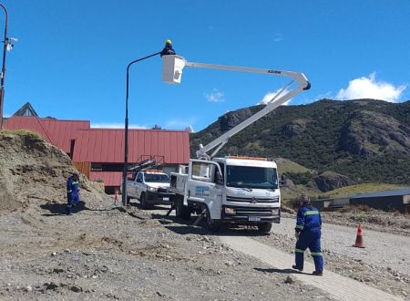 noticiaspuertosantacruz.com.ar - Imagen extraida de: https://noticias.santacruz.gob.ar/gestion/entes-provinciales/servicios-publicos/item/32641-mejoran-alumbrado-publico-en-el-chalten