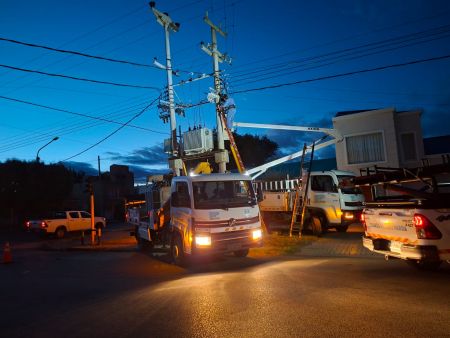 Servicios Públicos realizó trabajos de mantenimiento sobre redes de energía en Río Gallegos