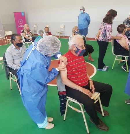 Vacunaron a adultos mayores de 80 años en Perito Moreno