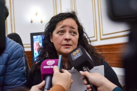 Nazarena Morales se mostró emocionada tras recibir su terreno.