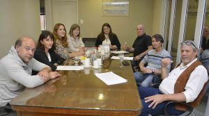 El Gobierno de Santa Cruz firmó junto a comerciantes un acuerdo de precios para el ciclo lectivo 2020