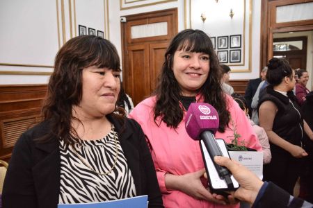 Los vecinos manifestaron su alegría al recibir sus títulos de propiedad.