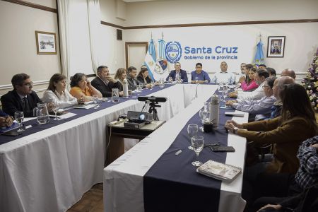 Claudio Vidal encabezó la primera reunión de gabinete del año y presentó a nuevos secretarios