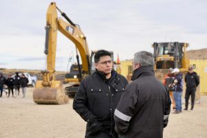El gobernador Claudio Vidal, y el ministro de Energía y Minería, Jaime Álvarez.
