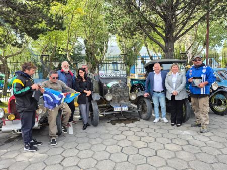 Autoridades Provinciales entregaron presente a los protagonistas de “Haydée: viaje al fin del mundo”
