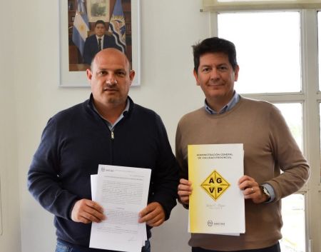 Julio Bujer y Pablo Gordillo firmaron un convenio por la planta de asfalto.