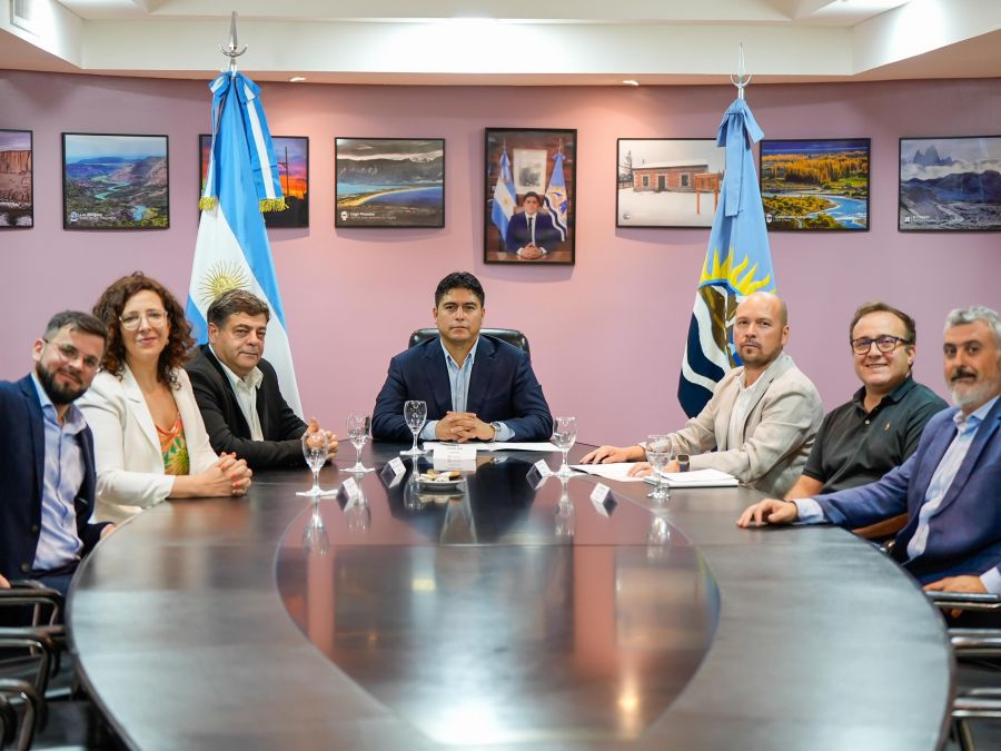 El Gobierno de Santa Cruz firmó un acuerdo con Flybondi para fortalecer la conectividad aérea