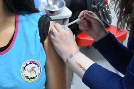 Se trabaja de manera conjunta para implusar esta estrategia que tiene como finalidad garantizar el acceso a la vacunación de los estudiantes de la provincia. 