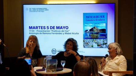 Se presentó la antología “Poéticas del Sur”, compilada por Ramona Fernández y Mabel Acuña.