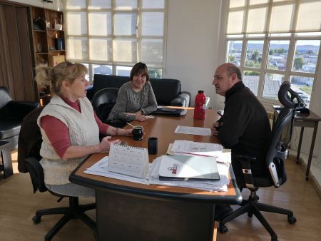 El presidente de la AGVP, Julio Bujer junto a las autoridades de la Sociedad Rural de Río Gallegos.