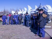 Estudiantes trabajan en la escultura que será emplazada en la Ruta 23