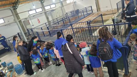 La sala de 5 años del Jardìn 61 visito la Planta de Agua potable