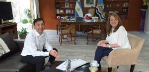 Alicia junto al intendente de la capital santacruceña