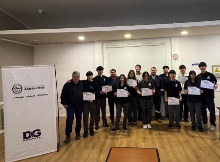 Estudiantes del EIPE de Río Gallegos junto a DISTRIGAS SA.