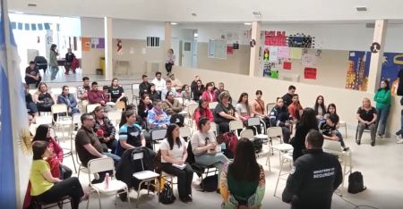 Familias y equipos gubernamentales trabajan juntos por una mejor convivencia escolar