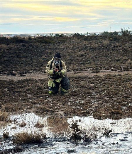 Trabajan en la contención de derrame de hidrocarburo en Las Heras