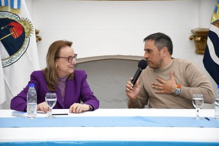 Alicia junto al ministro Cabandié. 