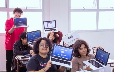 Educación realizó entrega de notebooks en el Polivalente de Arte