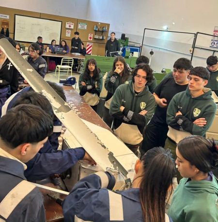 Estudiantes en los talleres de maquinaria
