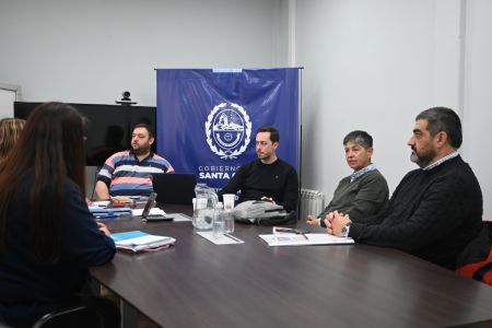 Secretario Simón Herrero junto a las autoridades hospitalarias