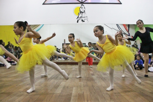 La comunidad de la Escuela Provincial de Danzas celebró el día del arte que los apasiona