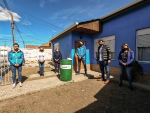 Acciones Verdes: Alicia entregó la compostera 200 a vecina de Río Gallegos
