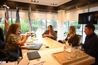 Lorena Ross en diálogo con la intendenta de Gobernador Gregores, Carina Bosso.