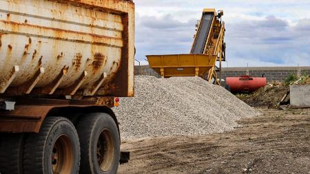 Vialidad Provincial recibió material árido destinado a ejecutar el plan de bacheo