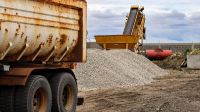 Vialidad Provincial recibió material árido destinado a ejecutar el plan de bacheo