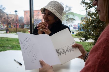 Verónica Lamberti donó su último libro a la Biblioteca Provincial