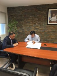 Firmaron convenio para la refacción del muelle  de Punta Quilla
