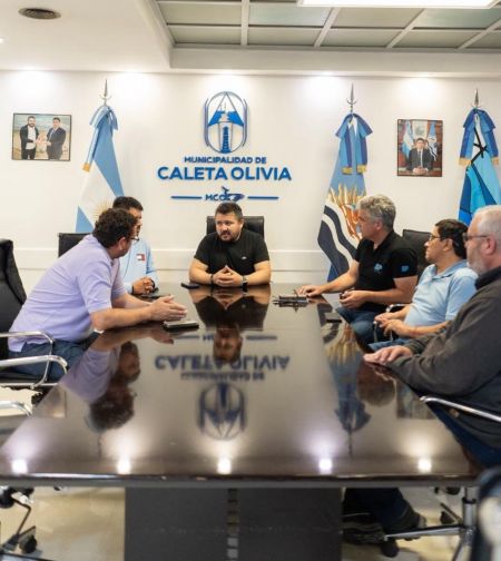 El intendente Pablo Carrizo junto al Pte. de SPSE, Matías Cortijo y funcionarios