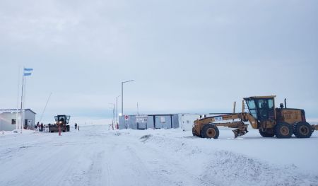 El Gobierno de Santa Cruz sumó tres motoniveladoras para ampliar la capacidad operativa del mantenimiento de las rutas