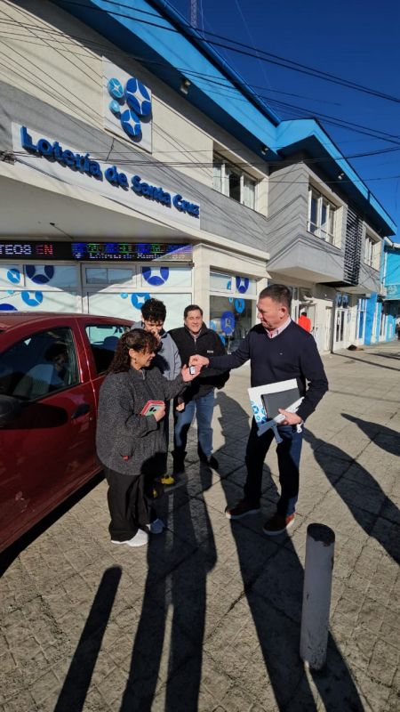 Lotería de Santa Cruz entregó el primer auto 0km a la ganadora del Telebingo