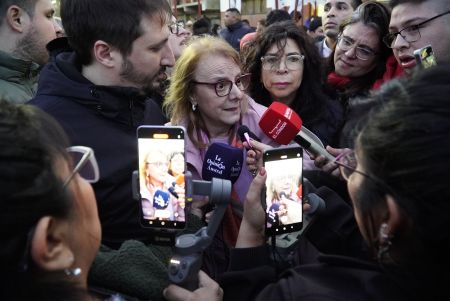 La Gobernadora en rueda de prensa con los medios locales. 