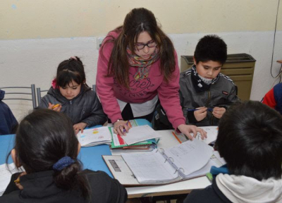 Clases de apoyo escolar en el Centro Cultural “La Revuelta”