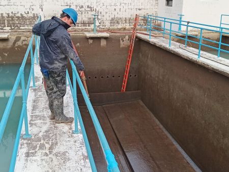 Comenzaron las tareas de limpieza en la Planta Potabilizadora de Agua en Puerto Santa Cruz