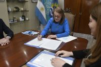 Alicia firmó las escrituras de propiedad de tres estancias de la provincia