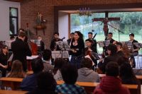Lorena Espina se presentó en un emotivo concierto junto a lxs jóvenes de la Escuela Re SI