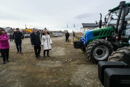 Alicia encabezó la presentación de la nueva maquinaria agrícola