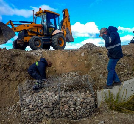 Viales llevan adelante tareas pertinentes en la RN 40 en cercanías a la localidad de Gobernador Gregores.
