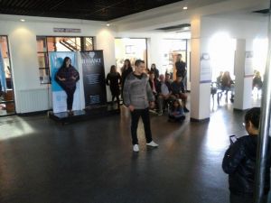 Despidieron el 2017 con un colorido desfile de moda en el Complejo Cultural