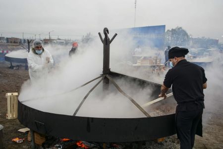 25 de Mayo: Gran convocatoria en la lentejeada patriótica